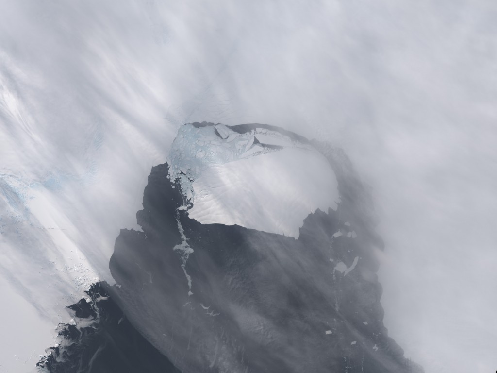 Momento del desprendimiento del Glaciar de Pine Island en noviembre pasado dando origen al iceberg bautizado como B31, el mismo que ahora deriva en el Antártico. Foto: Reuters